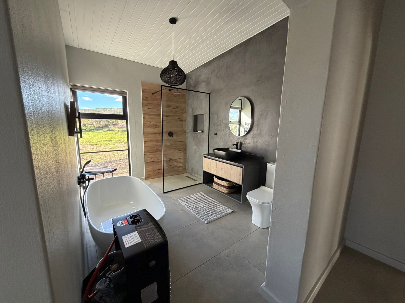 Queen bedroom 3