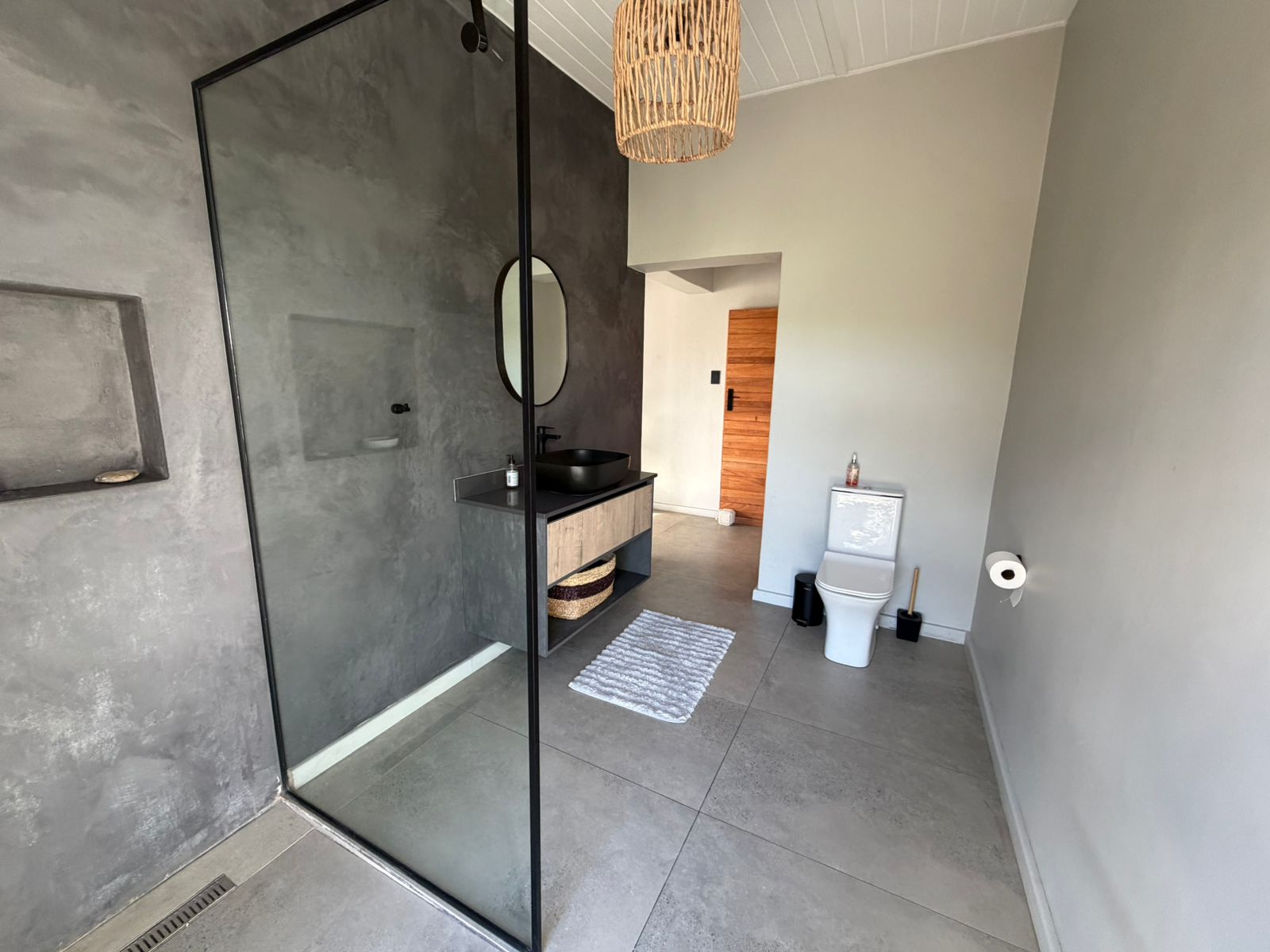 Queen bedroom 5