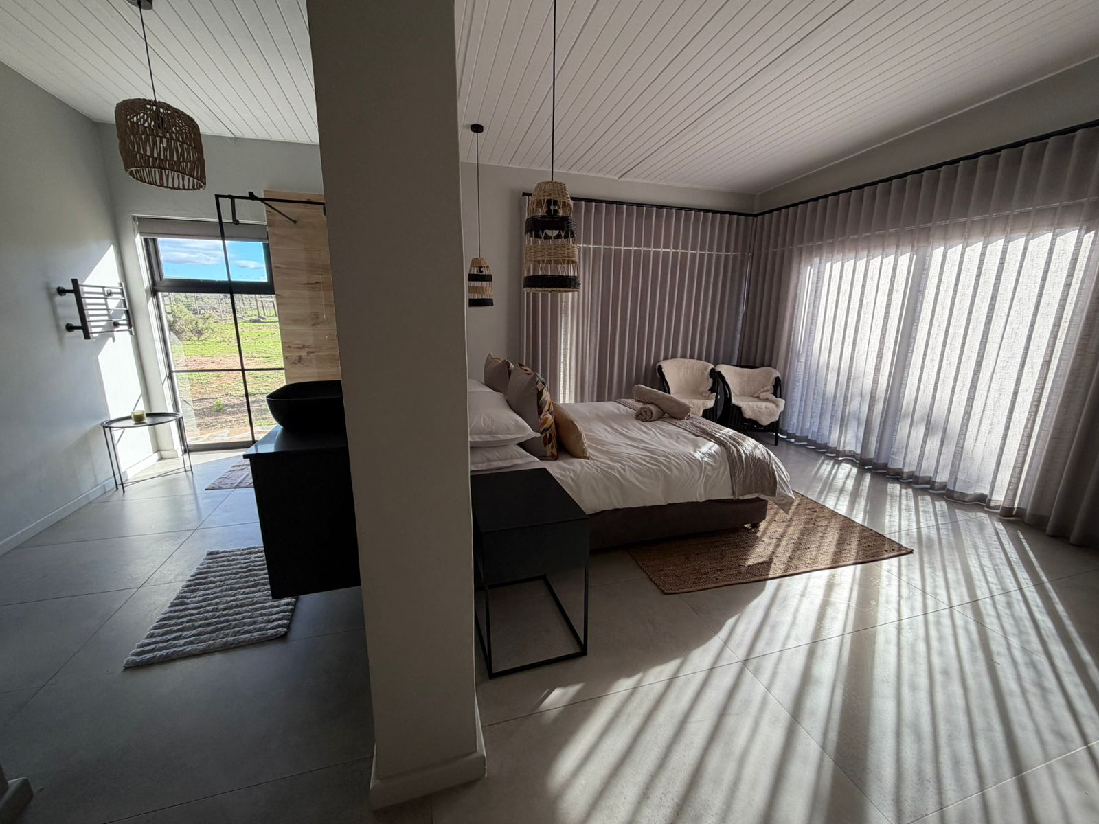 Queen bedroom 4