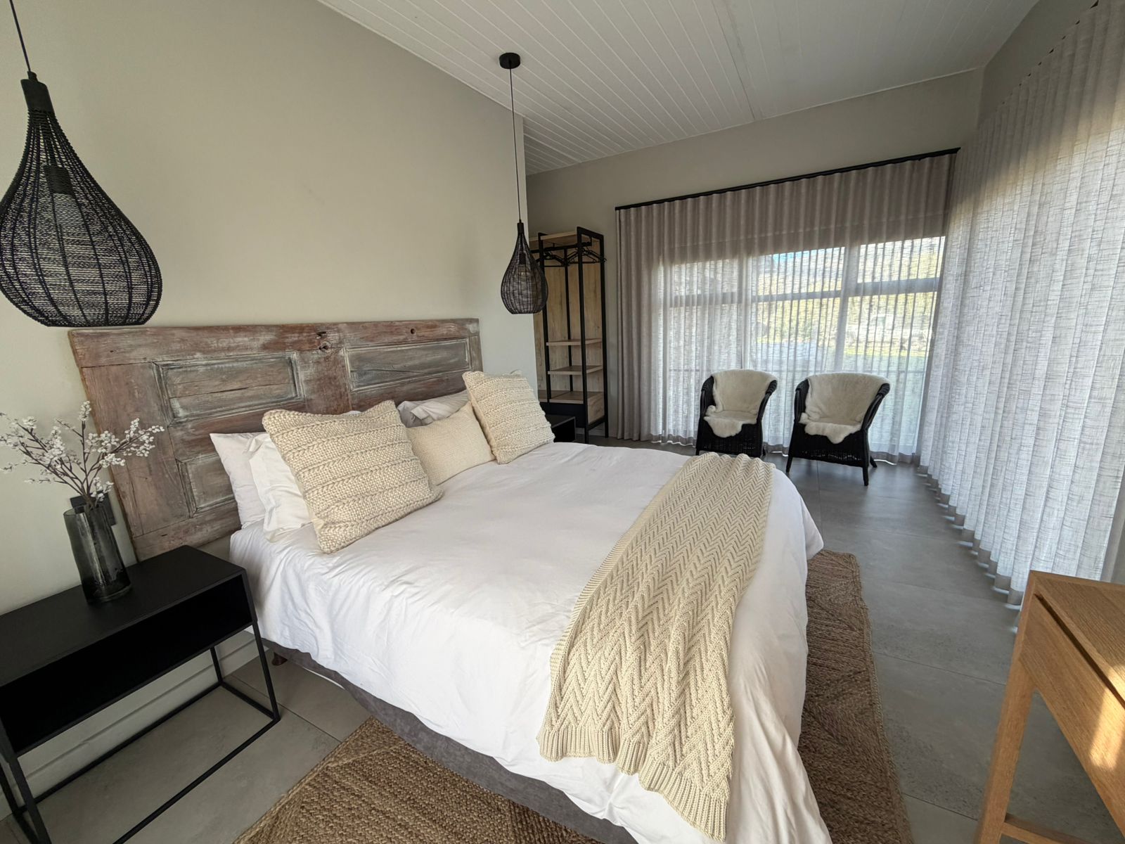 Queen bedroom 6
